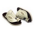 حذاء شرقي مطرز