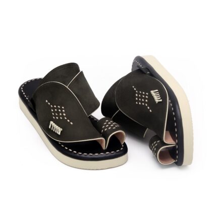 حذاء شرقي مطرز