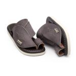 حذاء شرقي مطرز