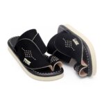 حذاء شرقي مطرز